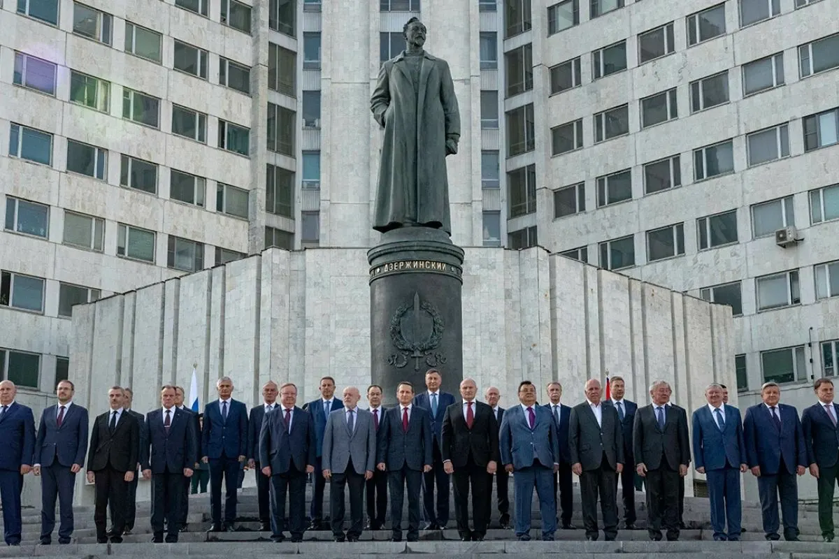 Президентским указом учебному заведению, готовящему кадры для органов госбезопасности, возвращено имя Феликса Дзержинского. Документ объясняет переименование «выдающимся вкладом» революционера в обеспечение государственной безопасности.