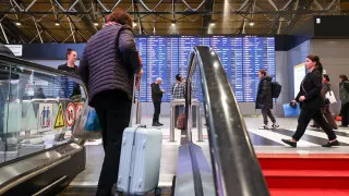 После блокировок мессенджеров и усиления борьбы с VPN число запросов о переезде из России в другие страны в поиске «Яндекса» достигло максимума с осени 2022 года, а рейтинги власти заметно просели на фоне недовольства интернет-ограничениями.
