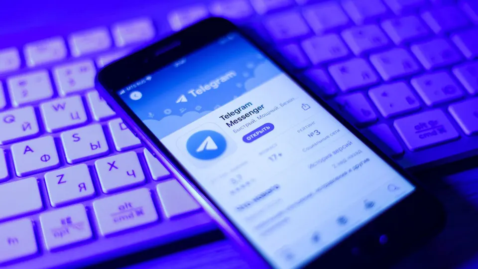До 70% российских компаний продолжают использовать Telegram и другие иностранные мессенджеры для работы, но на фоне ограничений резко вырос спрос на отечественные корпоративные решения.
