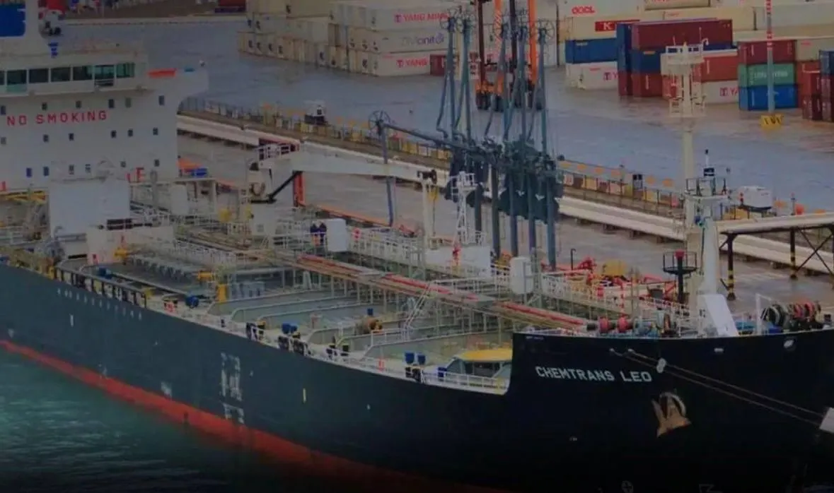 Два морских дрона-камикадзе поразили танкер MARQUISE на дистанции примерно 210 км к юго‑востоку от Туапсе; корпус был поражён в кормовую часть, степень повреждений уточняется.