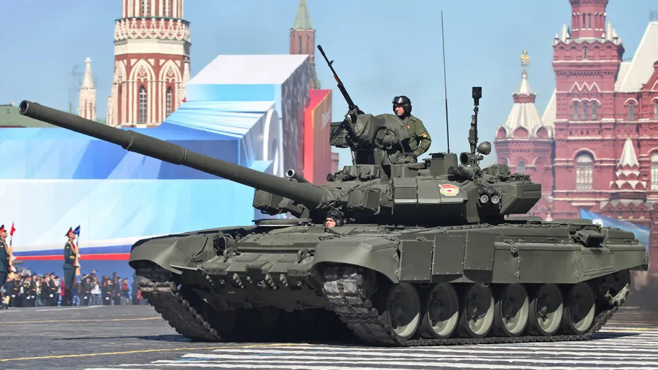 Минобороны заявило, что в этом году на Красной площади не будут демонстрировать танки и ракетные комплексы: пройдут только пешие колонны, а часть мероприятий покажут в телетрансляции.