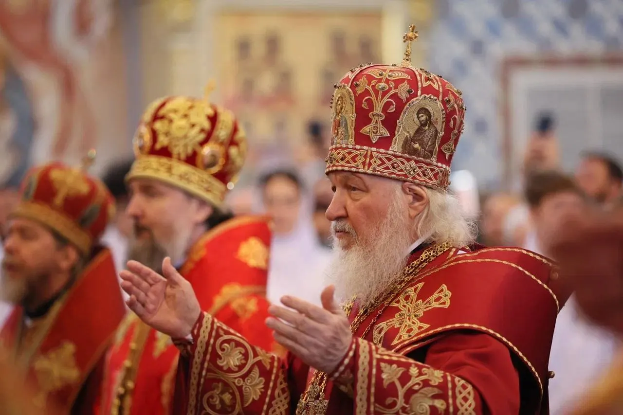 Патриарх Кирилл не посетил церемонию закладки нового храма в Юбилейном. Перед визитом полиция проверяла активистов, а местные жители продолжают протест против строительства в зелёной зоне на берегу Кубани.