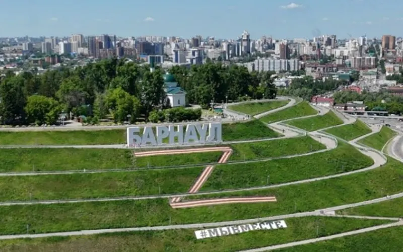 Муниципальное учреждение Барнаула запланировало замену баннеров с буквой Z и надписью «Мы вместе» в Нагорном парке — начальная цена контракта 1,96 млн ₽. При этом городской бюджет на 2026 год принят с дефицитом более 1,3 млрд ₽.