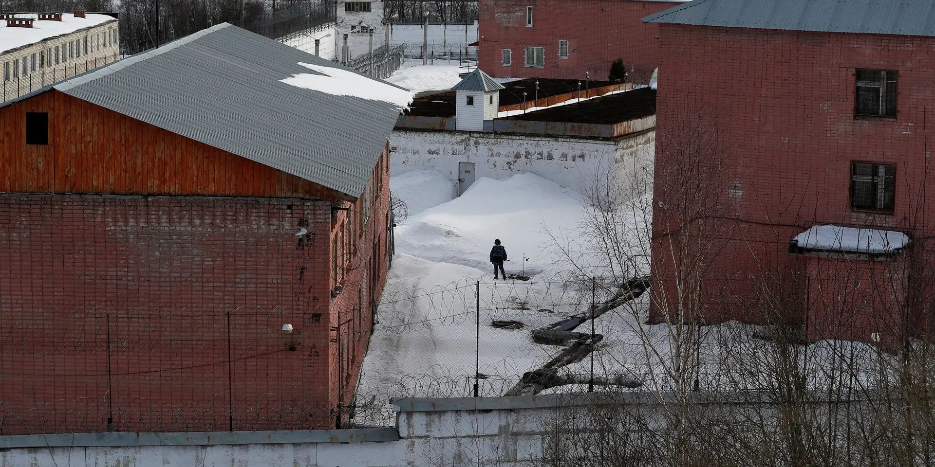 По данным ФСИН, численность обвиняемых и осуждённых в следственных изоляторах достигла рекордно низкого уровня; исследователи связывают это с уходом фигурантов на фронт по контрактам и массовыми приостановками уголовных дел.