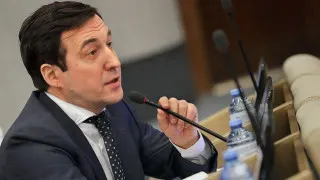 Первый зампред комитета Госдумы по контролю Дмитрий Гусев предложил ввести для мобильного интернета «белые списки» проверенных пользователей и сервисов, а также перечень разрешённых VPN-протоколов на фоне регулярных отключений связи в России.