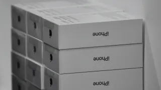 Российские продавцы электроники накопили крупные запасы дорогих смартфонов Apple и Samsung, которые не удаётся реализовать из‑за падения спроса и снижения покупательной способности. Для распродажи складских остатков ритейлеры начали заметно снижать цены и предлагать крупные скидки.