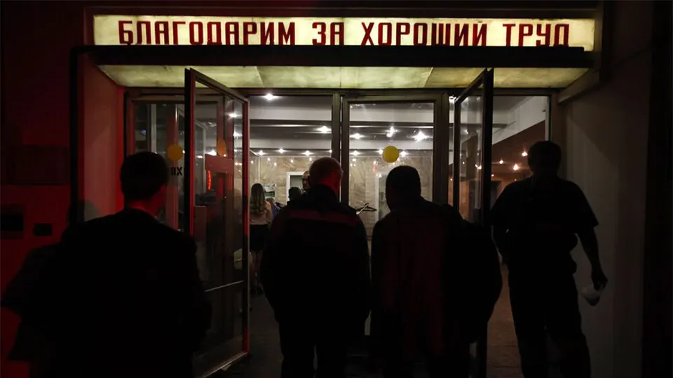 Число работников бюджетной сферы, рекомендованных к увольнению, превысило 105 тысяч человек, сильнее всего сокращения затронут Москву и ряд регионов, а причиной называют дефицит федерального и региональных бюджетов, цифровизацию и рост требований к производительности труда.