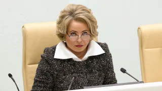 Спикер Совета Федерации Валентина Матвиенко назвала «обезлюживание территорий» стратегической угрозой и предложила рецепт спасения демографии: переселение из крупных городов в просторные дома по всей стране, многодетные семьи и обязательная высадка цветов во дворах на фоне рекордно низкой рождаемости и естественной убыли населения.