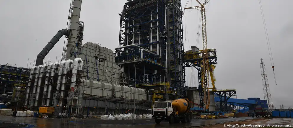 Высокие мировые цены на нефть, закрытие Ормузского пролива и удары по российским портам дают Беларуси и возможности, и проблемы: логистика и сокращение транзита по «Дружбе» съедают значительную часть потенциальных доходов.