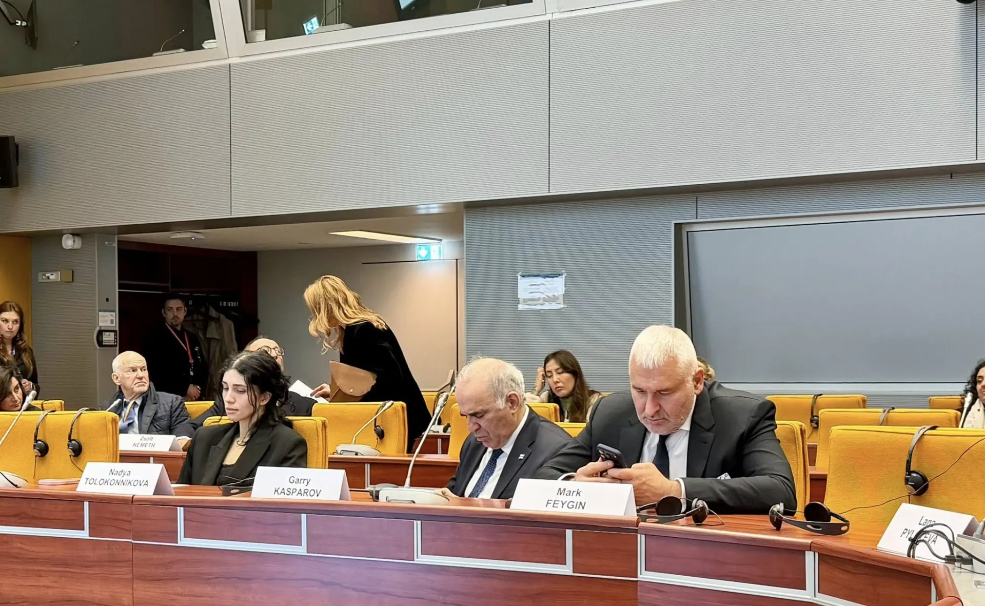 Лана Пылаева заявила, что сессия ПАСЕ прошла удачно и вызвала интерес к диалогу; тем временем в ПАСЕ поступило требование оценить сотрудничество с Русланом Кутаевым после его интервью, а внутри платформы звучат обвинения и угрозы мести.