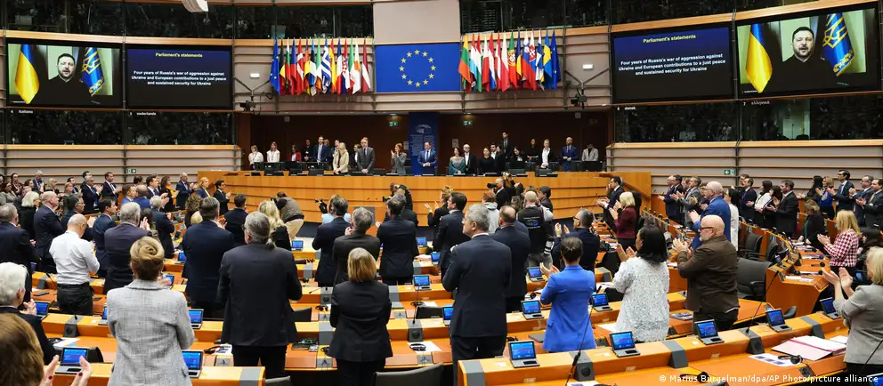 Европарламент осудил ужесточившиеся атаки на гражданское население Украины, поддержал ускорение международных механизмов правосудия и предложил использовать замороженные российские активы для компенсаций и восстановления.