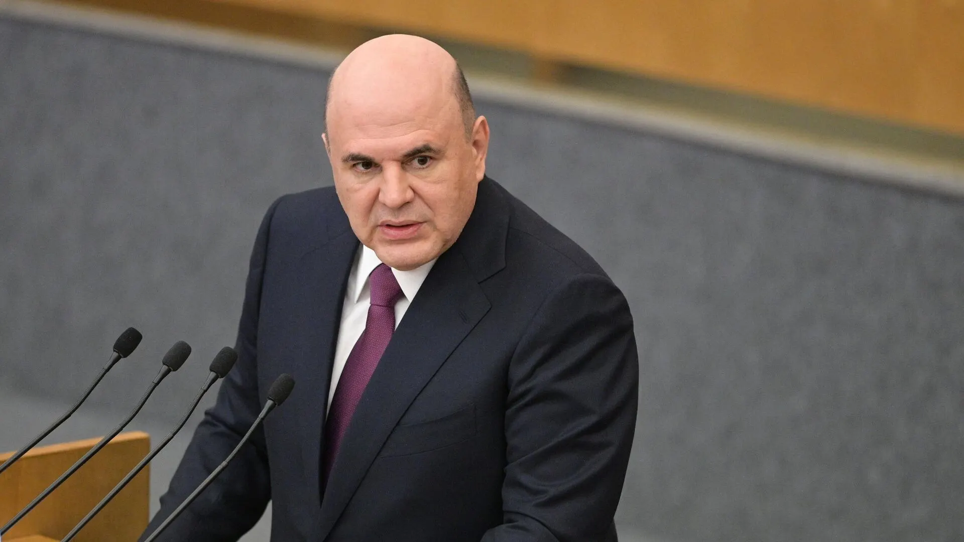Ассоциация участников электронной торговли выступила за поэтапное введение НДС на импортные товары, предупреждая, что резкое ужесточение правил может увести покупателей с маркетплейсов в нерегулируемые каналы и снизить выручку российских продавцов.