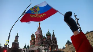 На фоне начала спада ВВП, снижения спроса и повышения налогов объем просроченных долгов российских компаний перед поставщиками и контрагентами вырос до 8,2 трлн рублей, что эквивалентно 3,8% ВВП и сопоставимо с пятой частью федерального бюджета.