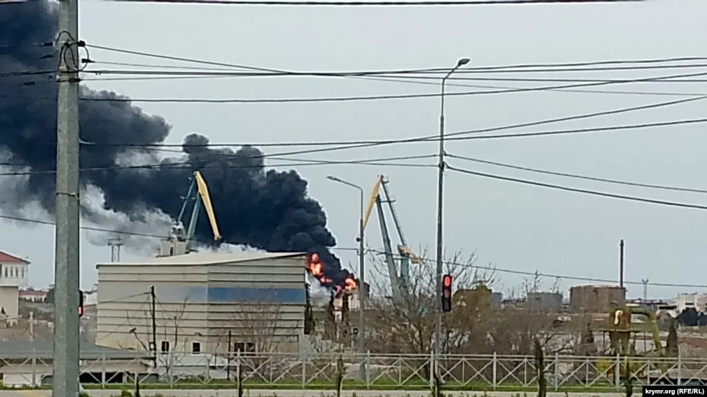 В ночь на 22 апреля в районе порта Севастополя зафиксирована атака беспилотников, под удар, по данным украинской стороны, попал пункт управления маршрутами кораблей Черноморского флота. Российские власти сообщают о работе ПВО и отсутствии пострадавших, а украинский Генштаб заявляет также об ударах по пунктам управления дронами в Курской и Харьковской областях.