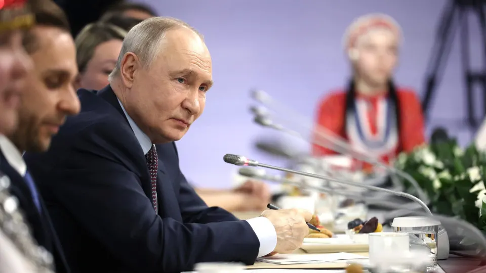 На встрече с представителями коренных народов президент заявил о необходимости связать Сахалин с материком мостом. По его словам, проект дорогой, особенно подходы, но его нужно реализовать — это уже пятое подобное обещание за восемь лет. Оценки стоимости выросли до 800–900 млрд рублей.