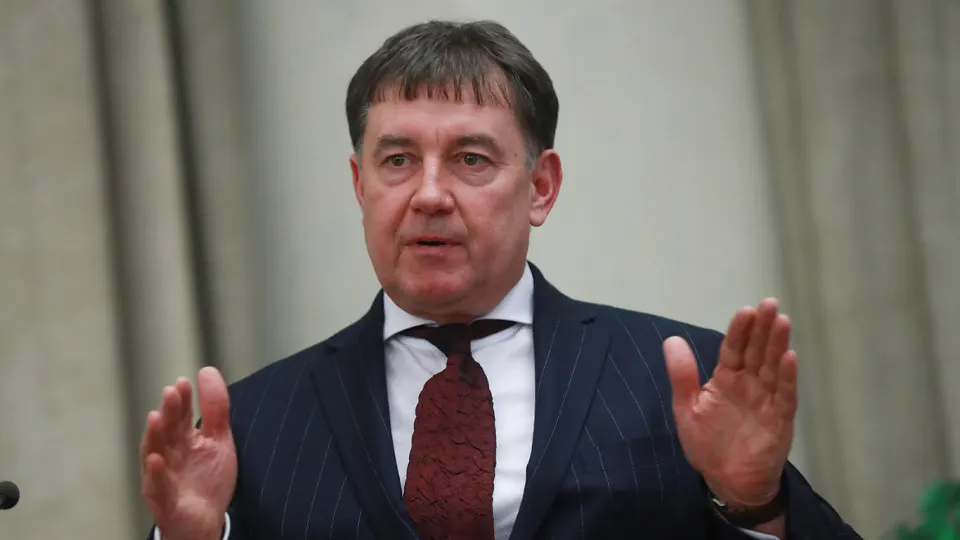 Мосгорсуд оставил в силе решение о национализации имущества экс-председателя Совета судей России Виктора Момотова. У него и связанных с ним лиц изъяли более 100 объектов недвижимости и сеть отелей Marton на 9 млрд рублей, установив связи с криминальными авторитетами и использование гостиниц для организации проституции, в том числе с участием несовершеннолетних.