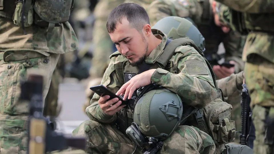 Несмотря на запреты и попытки перевести личный обмен на государственные мессенджеры, большинство военнослужащих остаются в Telegram — через VPN и при эпизодическом доступе к сети. Проблемы с мобильной связью, блокировки спутниковых терминалов и ненадежные отечественные аналоги только усугубляют ситуацию.