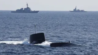 Правительство Японии радикально смягчило правила экспорта вооружений, открыв путь к продаже боевых кораблей, подлодок, ракет и самолетов за рубеж. Поставки в зоны боевых действий формально ограничены, но в исключительных случаях могут затронуть и Украину.