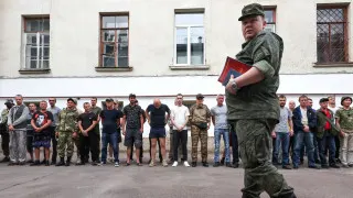 Минобороны инициировало поправки, позволяющие проверять военнослужащих на алкогольное опьянение прямо в воинских частях с помощью экспресс-тестов, без обязательной доставки в медучреждения, что объясняется условиями войны и сообщениями о наборе на службу людей с алкогольной зависимостью.