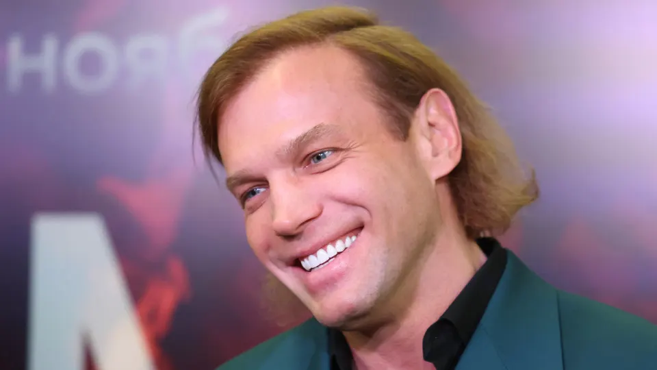 Следствие завершило расследование уголовного дела о мошенничестве и контрабанде при модернизации автомата АК‑12: по данным обвинения, вместо российских деталей для гособоронзаказа были тайно закуплены и ввезены комплектующие из Китая, что нанесло ущерб почти 38 млн рублей.