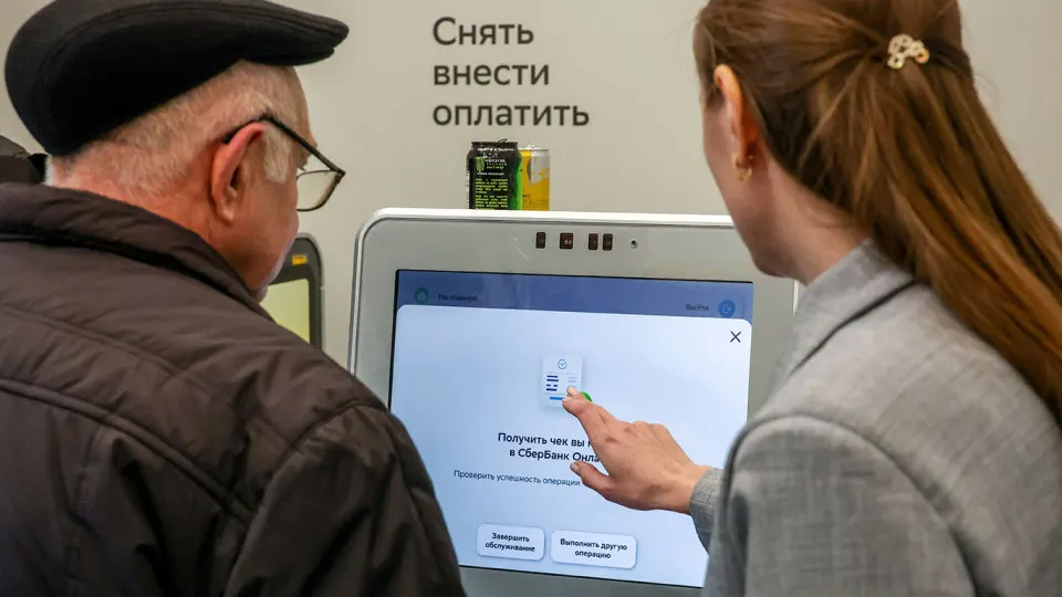 По итогам 2025 года суммарная численность персонала в крупнейших банковских группах уменьшилась на 4% — до 557 тыс. человек; основные сокращения пришлись на крупнейшие госбанки, снизилось и число дополнительных офисов.