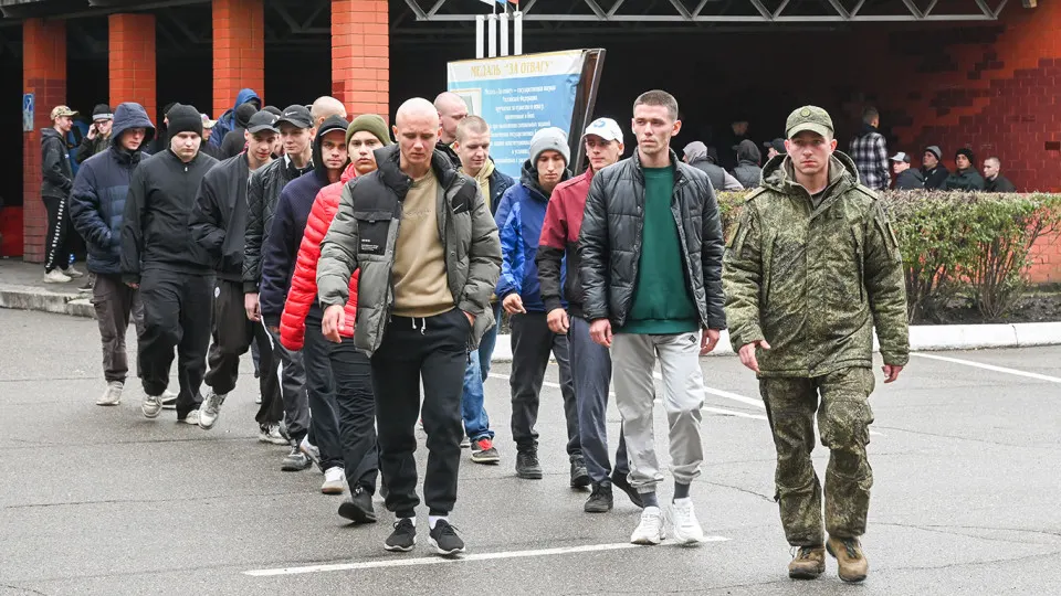 По сообщению ДСО, молодого человека не пропустили на рейсы из Минска и через сухопутную границу сообщили о запрете на выезд; правозащитники советуют как можно раньше обжаловать подобные ограничения.