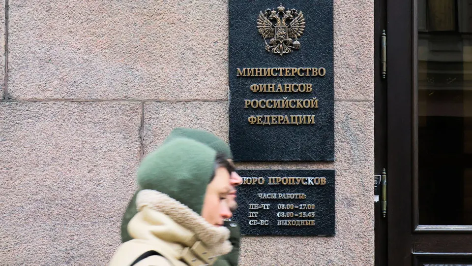 С мая Минфин снова начнет покупать валюту и золото в рамках бюджетного правила, используя выросшие нефтегазовые доходы для пополнения ФНБ и сглаживания влияния дорогой нефти на курс рубля и бюджет.