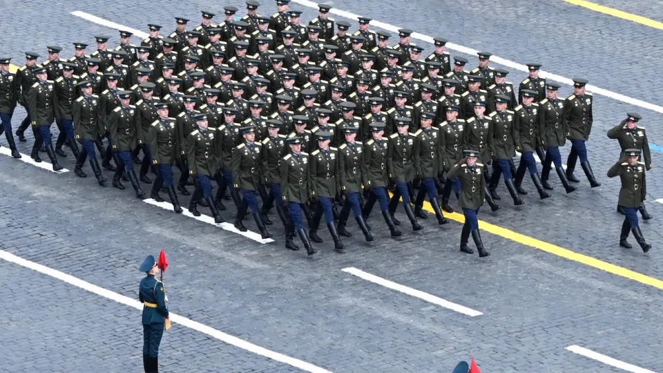 По данным источников, 9 мая в Москве возможно проведут сокращённый парад: без военной техники, с уменьшенным числом гостей и сокращённой программой.