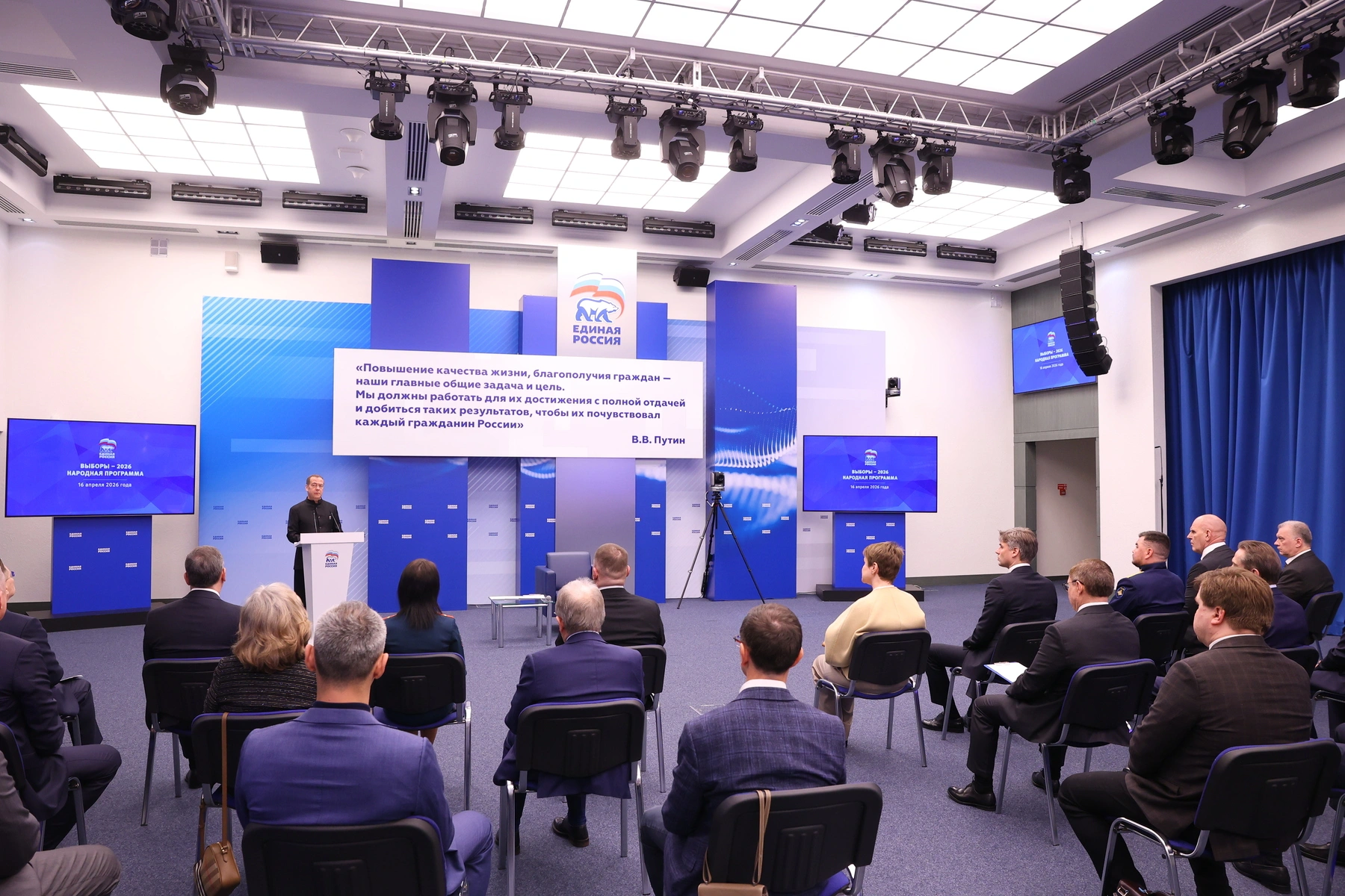 Руководство партии дало депутатам установки на время региональных недель: осторожно отвечать о блокировках интернета, не брать на себя ответственность по этой теме и избегать самостоятельных рассуждений о мобилизации и дронах; публичные заявления оставили за партийным и президентским руководством.
