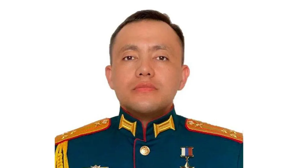 В военном гарнизоне в селе Князе-Волконское‑1 28 апреля сработало взрывное устройство, в результате которого погиб командир батальона учебной связи, несколько человек ранены. Состояние самого генерал‑майора пока неизвестно. Омурбекова ранее обвиняли в преступлениях в Буче; он находится под международными санкциями.