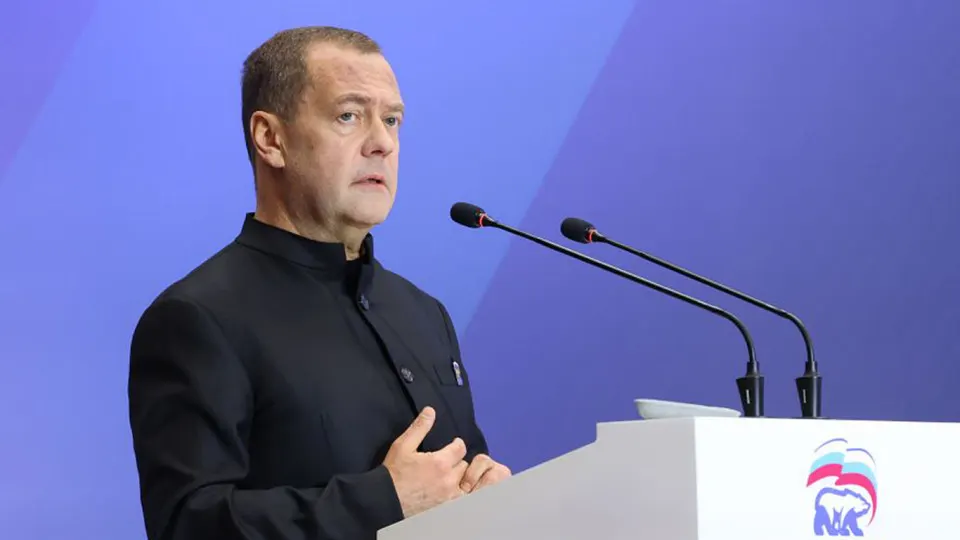 Заместитель председателя Совета безопасности Дмитрий Медведев предупредил о реальной угрозе ядерного апокалипсиса и подчеркнул необходимость готовности. На фоне истечения СНВ‑III стороны обсуждают будущее контроля над ядерными арсеналами.
