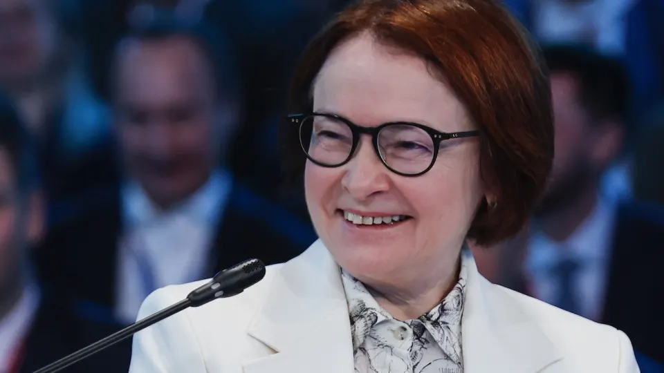 Глава Центробанка на бизнес‑форуме отметила, что западные рынки капитала для российских компаний закрыты, поэтому экономика теперь в основном финансируется за счёт внутренних сбережений, что сопровождается высокой инфляцией и ростом процентных ставок.