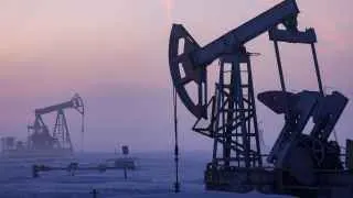 Из‑за ударов беспилотников по нефтяной инфраструктуре, остановки поставок по «Дружбе» и санкций США добыча нефти в России в апреле может снизиться на 300–400 тысяч баррелей в сутки — это крупнейшее разовое падение со времён пандемии.