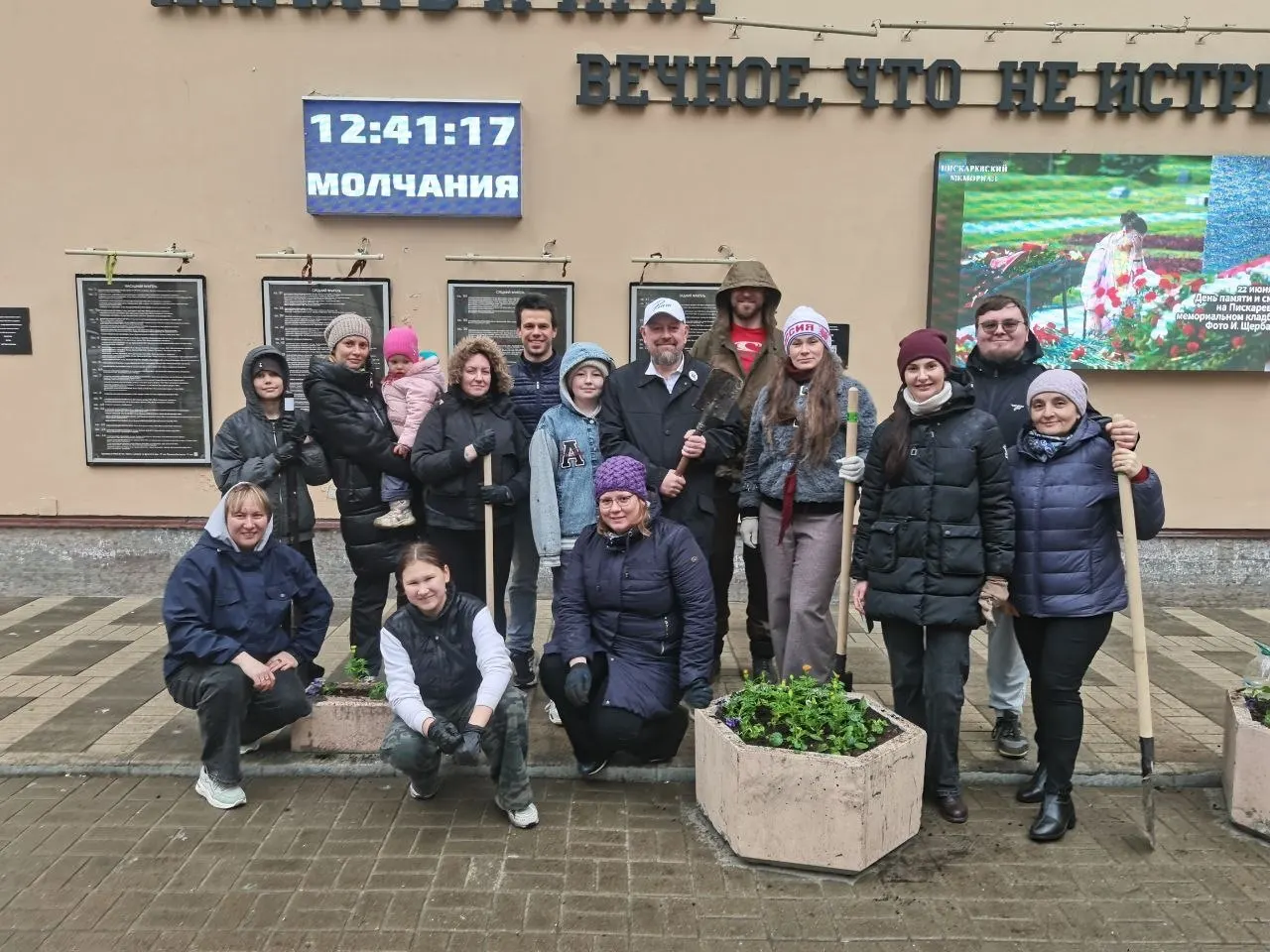 В Санкт-Петербурге прошёл общегородской субботник: по данным городских властей, к уборке и благоустройству присоединились около 200 тысяч жителей во всех районах города.