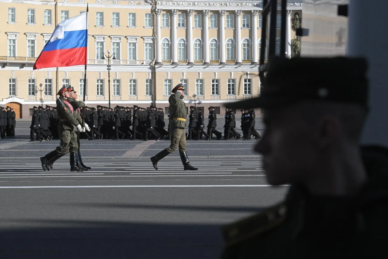 После совещания по правопорядку при участии губернатора планы властей по размещению зрителей на параде 9 мая изменились: число приглашений на Дворцовую площадь значительно уменьшили, а решение по очному «Бессмертному полку» ещё не принято.