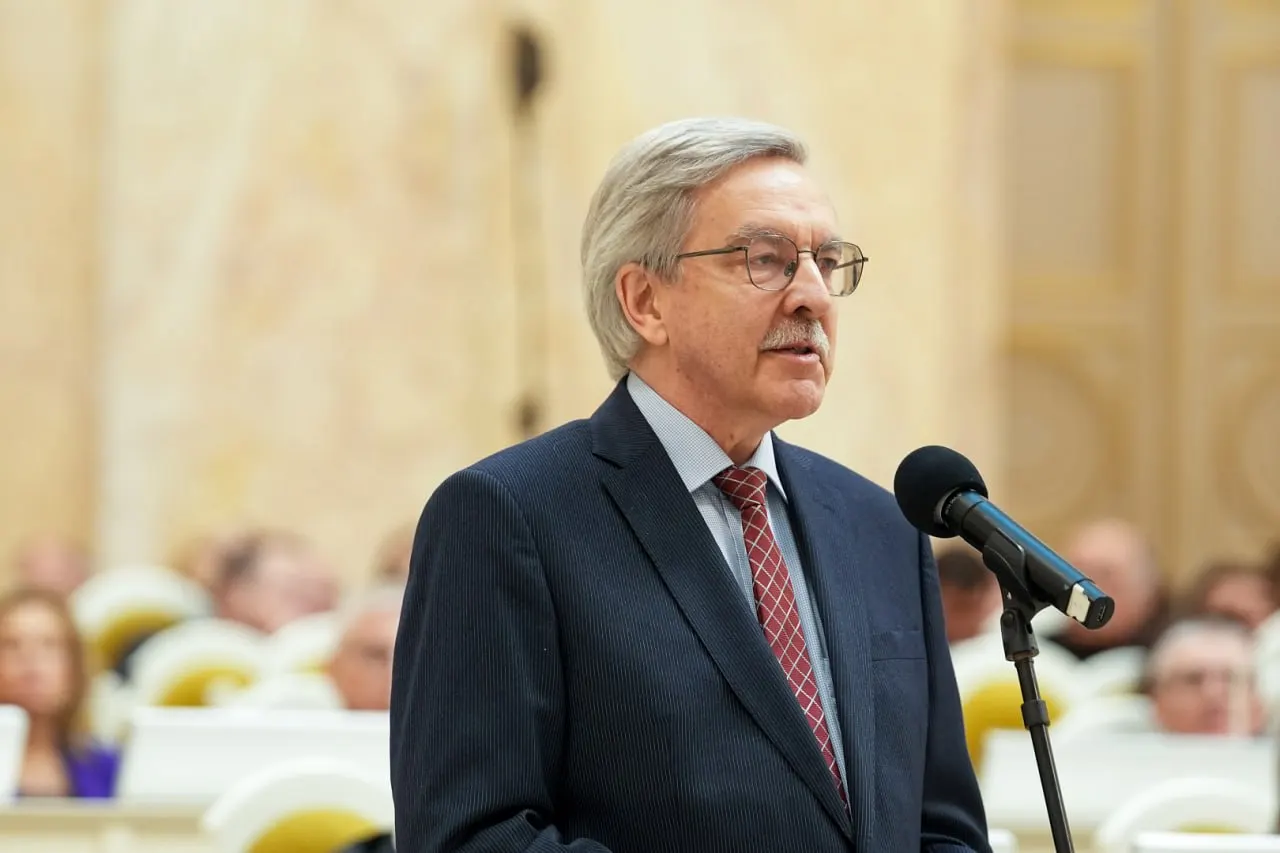 Александр Шишлов объявил, что уступает место в партийном списке, поскольку не сможет переизбраться в ЗакС. Депутаты проголосовали за снятие полномочий, новым главой фракции стала Ольга Штанникова.