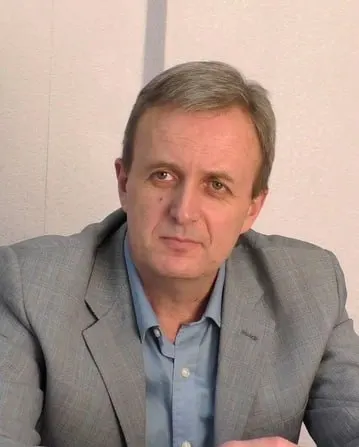 Ленинский суд Санкт-Петербурга назначил 53‑летнему общественнику Александру Васьковскому штраф 30 тысяч рублей по статье о «дискредитации». Поводом стали два поста в личном канале, в которых он критиковал события в Донбассе; экспертная проверка сочла публикации направленными против «Донецкой республики». Васьковский отвергает обвинения и называет эксперта «иноагентом».