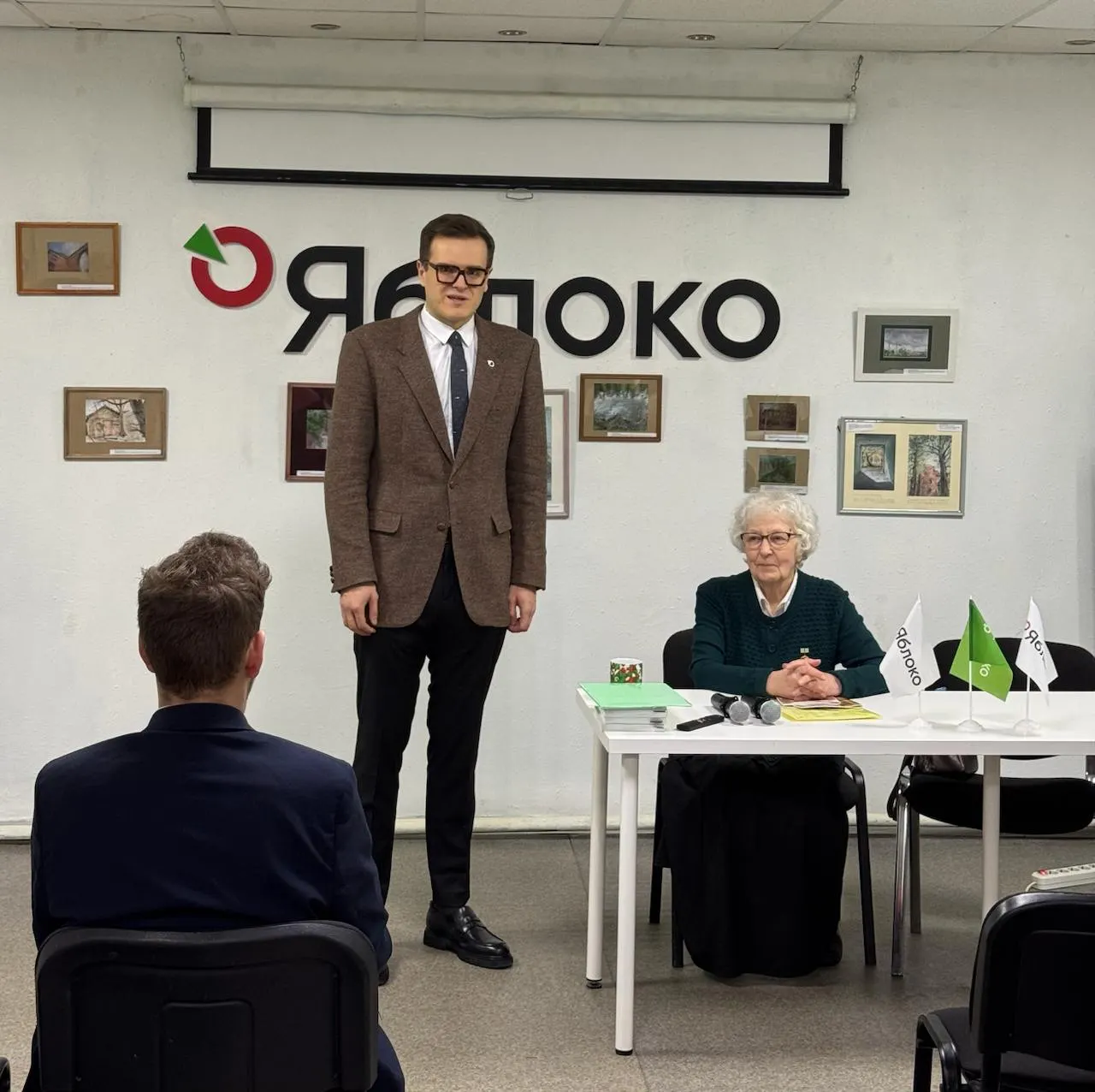 На брифинге объявлено, что 34‑летний градозащитник и активист Дмитрий Анисимов займет место Александра Шишлова в руководстве фракции «Яблоко» в Законодательном собрании Петербурга.
