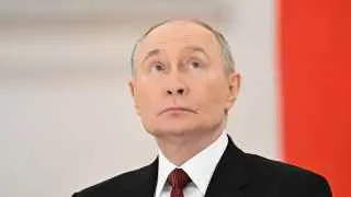 Владимир Путин сравнил нынешнюю ситуацию с временами Великой Отечественной войны, заявив, что «вся страна должна работать на фронт», пообещал продолжать создание «зоны безопасности» на границе с Украиной и настаивал, что цели СВО будут достигнуты, несмотря на застой мирных переговоров и планы по новой мобилизации.