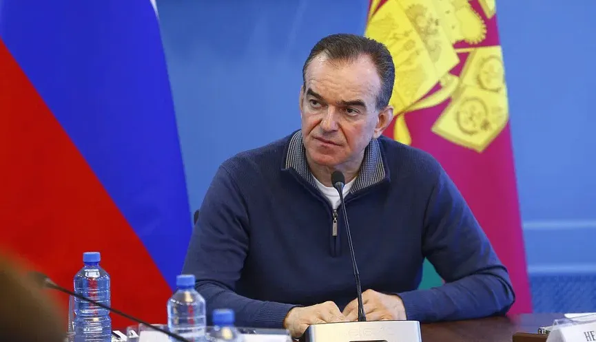 Губернатор Краснодарского края заявил, что ситуация в Туапсе под контролем, охарактеризовал очаги возгораний как локальные и призвал туристов продолжать отдых в регионе; текст интервью затем был удалён с источника, но сохранился в архиве.