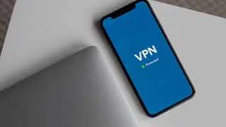 Участники рынка VPN предупреждают о скором ограничении оплаты сервисов с российских банковских карт и усилении зачистки VPN-серверов в рамках новых требований к хостинг-провайдерам.