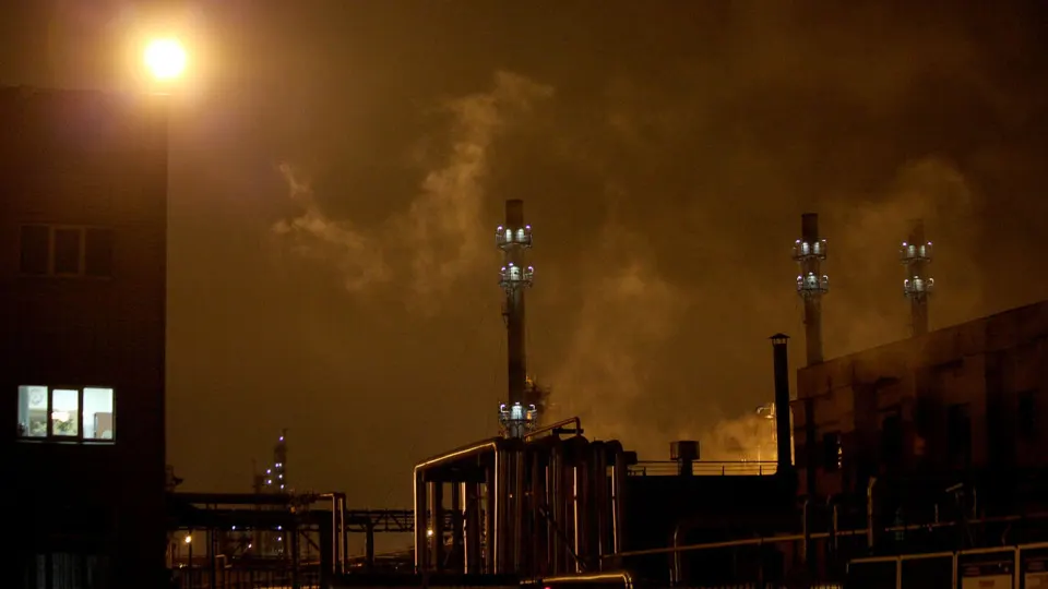 Рязанский и Московский нефтеперерабатывающие заводы приостановили переработку нефти после серии налетов беспилотников. Остановка ударит по объёмам производства топлива — переработка в стране опустилась до минимума с 2009 года.