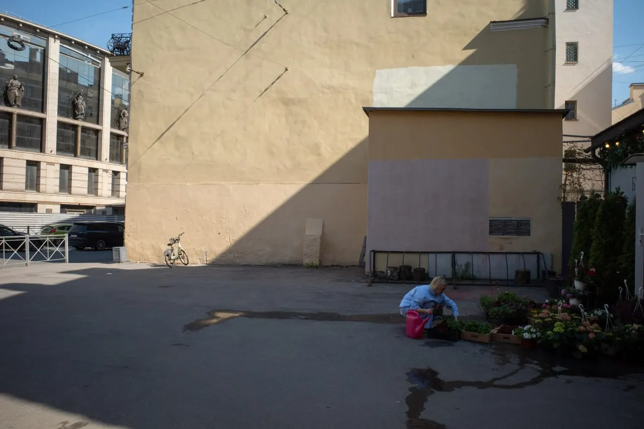 В Петербурге отменили фестиваль, объявили планы по благоустройству сквера в Репино и задержали мужчину по обвинению в нападении на представителя власти. За пределами города — удары с жертвами в зоне конфликта, дрон упал и взорвался в латвийском озере, а книга внесена в список экстремистских материалов.