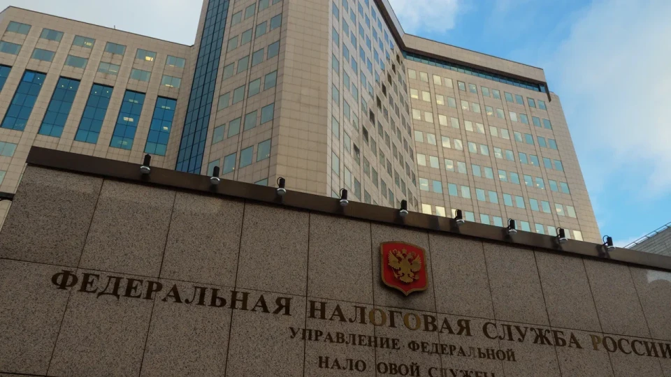 Налоговые органы активнее выявляют случаи перерегистрации деятельности ради сохранения льгот: предпринимателям грозят доначисления НДС, пени и штрафы, а проверки теперь проверяют реальную хозяйственную деятельность.