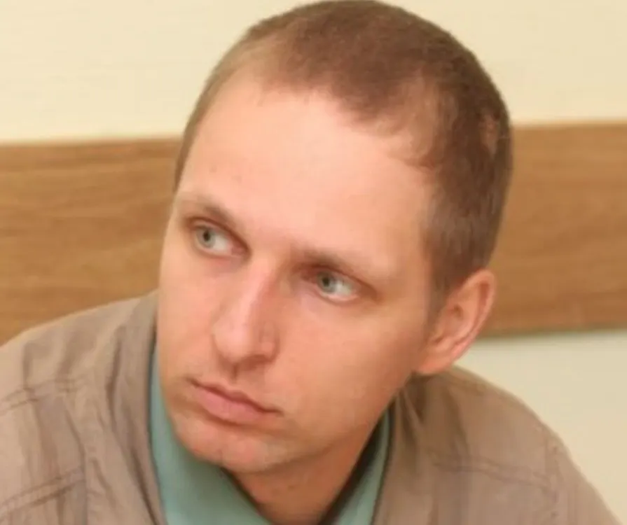Он погиб в боях на Украине спустя примерно две недели после отправки в качестве военного медика; ранее публиковал предложения по здравоохранению на сайте губернатора Псковской области.