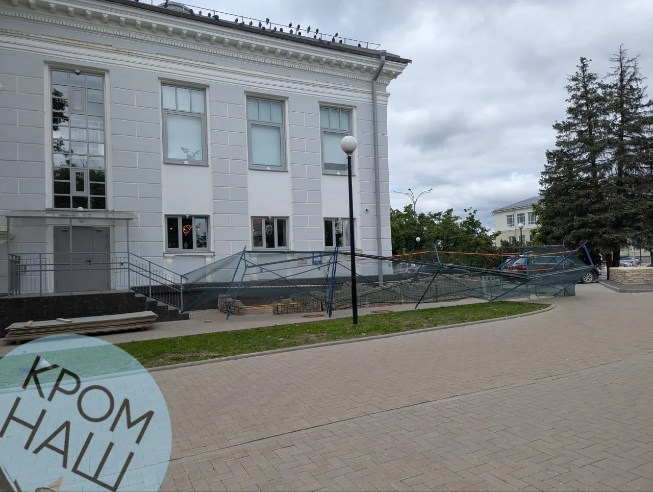 У здания библиотеки имени Ивана Василева в Пскове начались работы по перекладке тротуарной плитки — работы начались менее чем через полтора года после завершения капитального ремонта.
