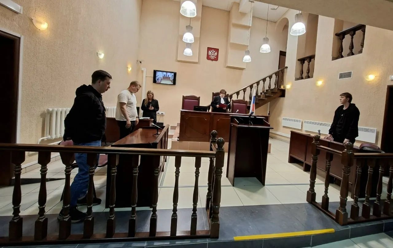 Псковский областной суд оставил в силе штраф Леониду Павлову за расклейку в центре города листовок со стилизованным под логотип Роскомнадзора «Оком Саурона» и надписью «РКН следит за тобой». Защита указывала, что изображения не внесены в реестр экстремистских материалов.