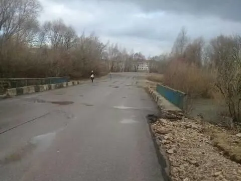 В Рыбновском округе после спада паводка восстановили проезд по мосту у деревни Валищево; движение для автомобилей возобновлено.