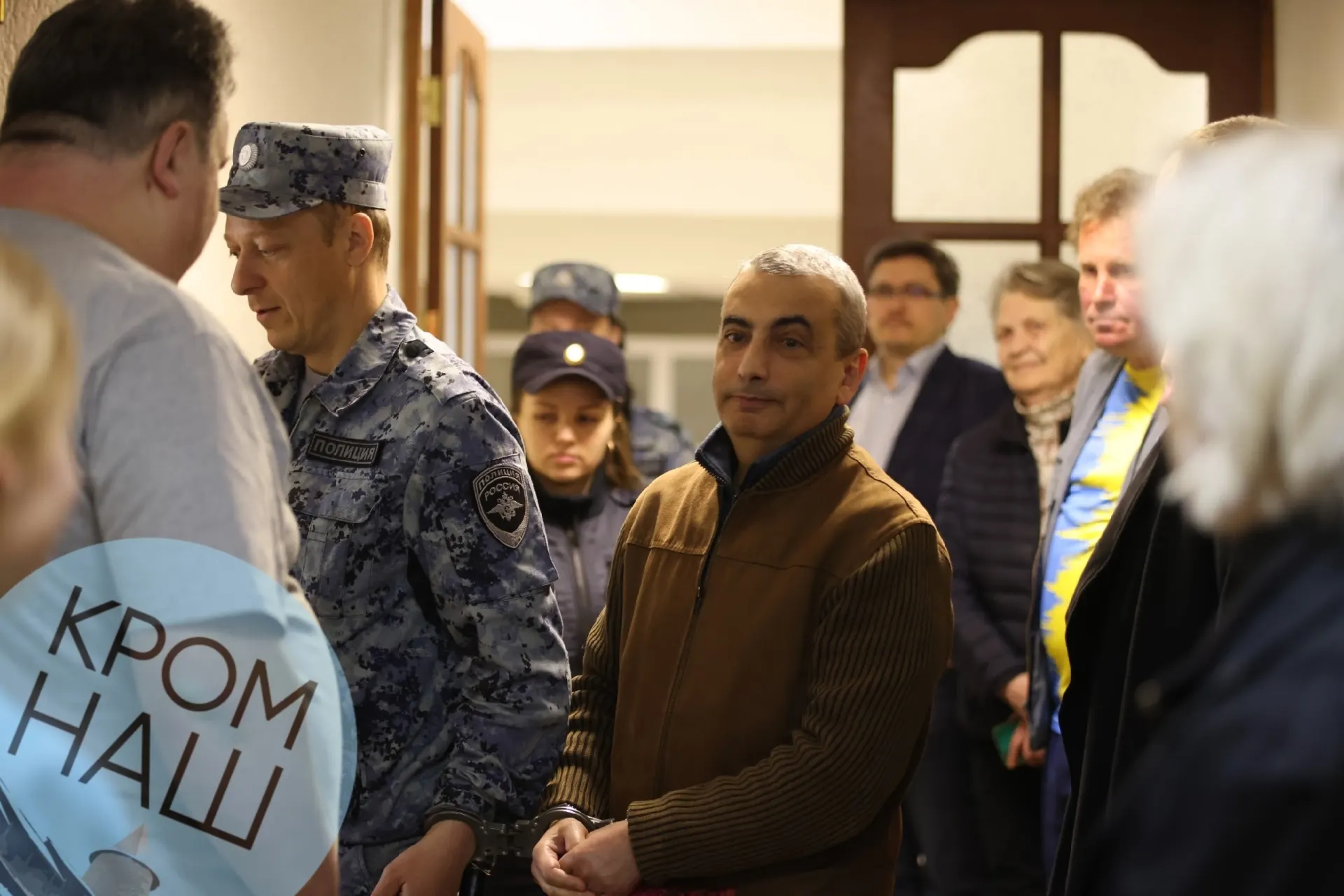 В Псковском городском суде сегодня рассматривают ходатайство о продлении меры пресечения псковскому политику Льву Шлосбергу; заседание началось в 10:00.