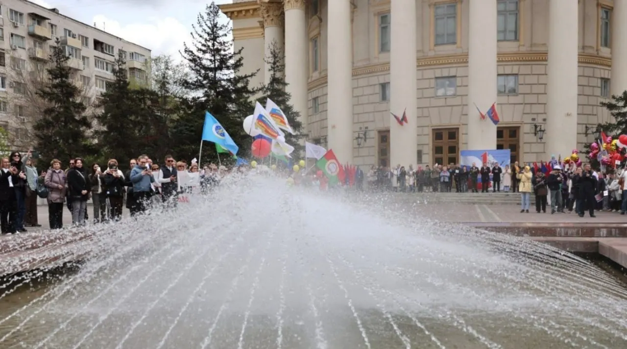 У ДК Профсоюзов прошёл короткий праздничный митинг — поздравления, детские стихи и танец. Горожане отмечают, что основная часть мероприятия длилась всего несколько минут.